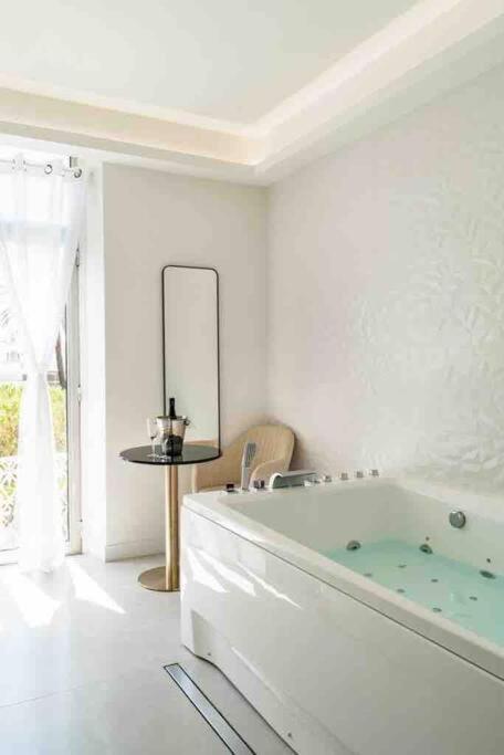 Suite Luxe Jacuzzi Канны Экстерьер фото